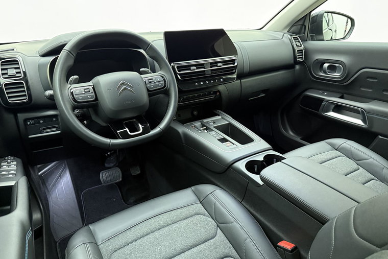 Vehicle Image 16