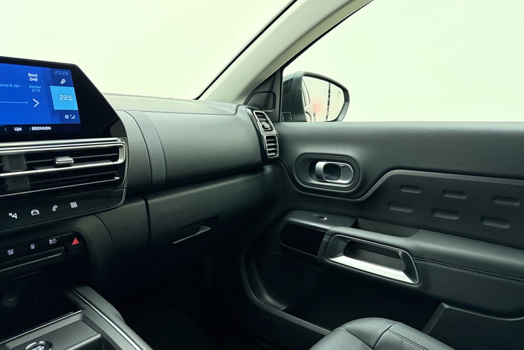 Vehicle Image 32
