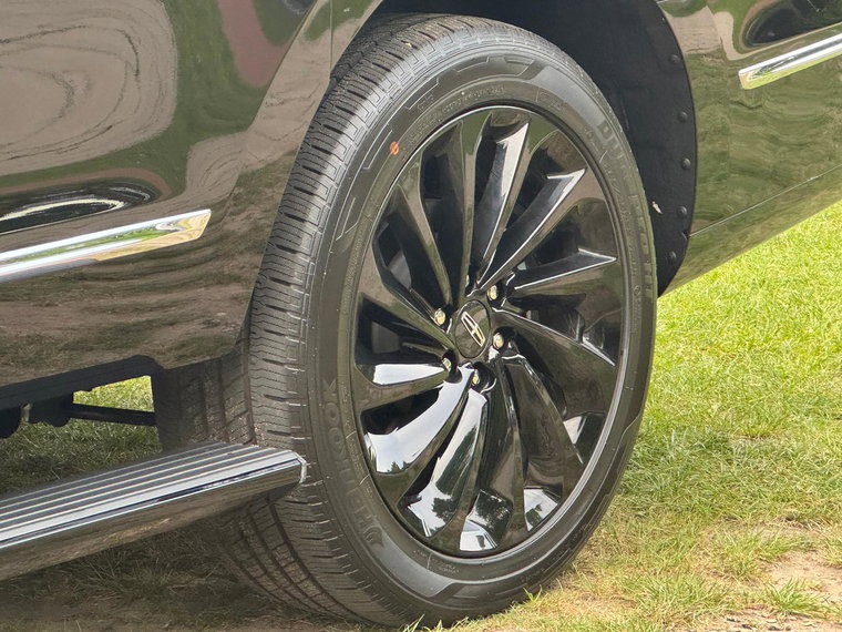 Vehicle Image 25