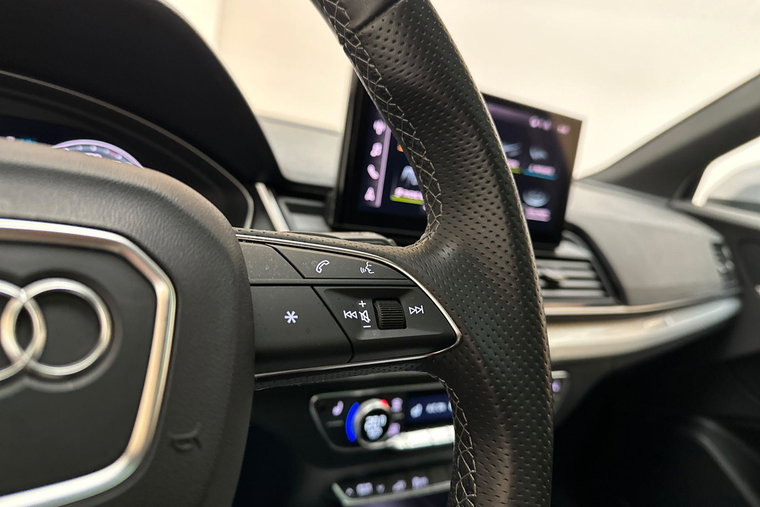 Vehicle Image 25