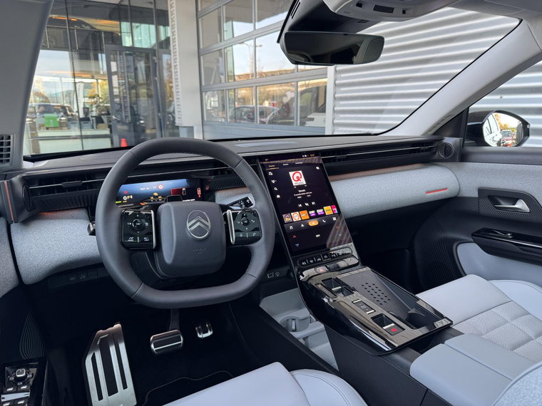 Vehicle Image 32