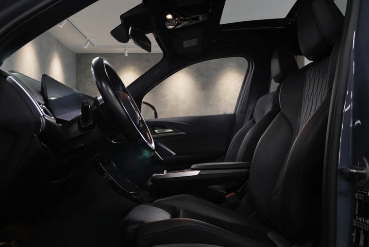 Vehicle Image 8