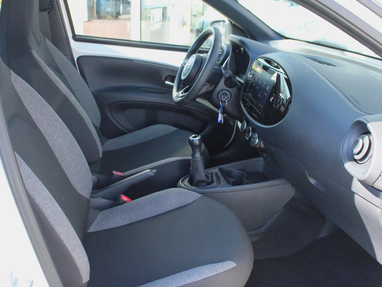 Vehicle Image 32