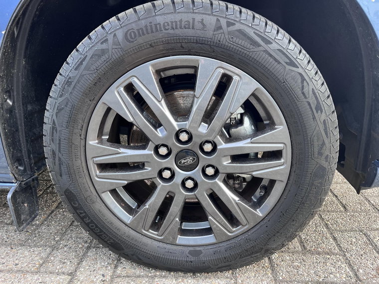 Vehicle Image 25