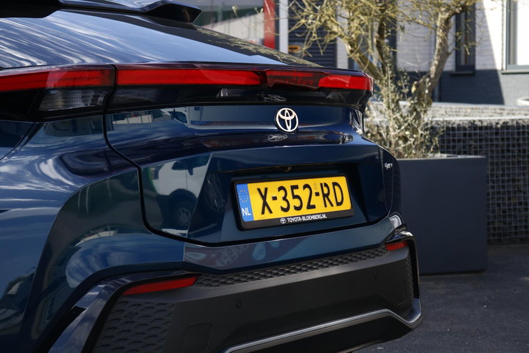 Vehicle Image 8
