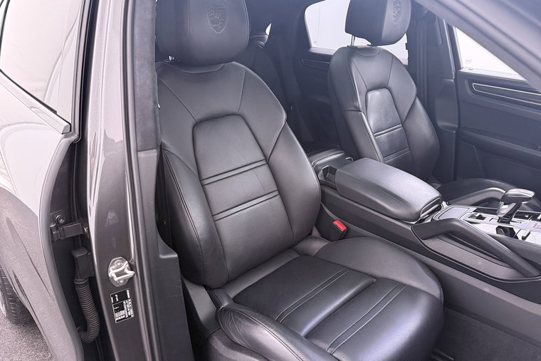 Vehicle Image 16