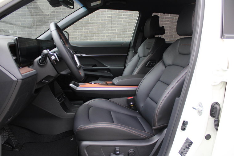 Vehicle Image 16