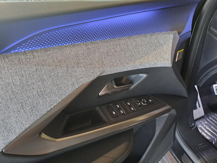 Vehicle Image 32