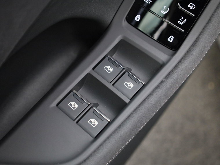 Vehicle Image 28