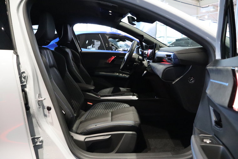 Vehicle Image 12