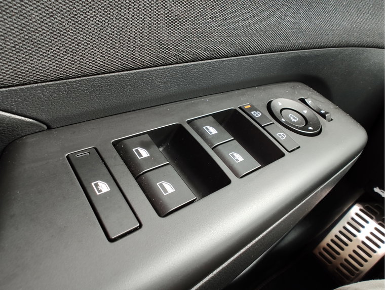 Vehicle Image 25