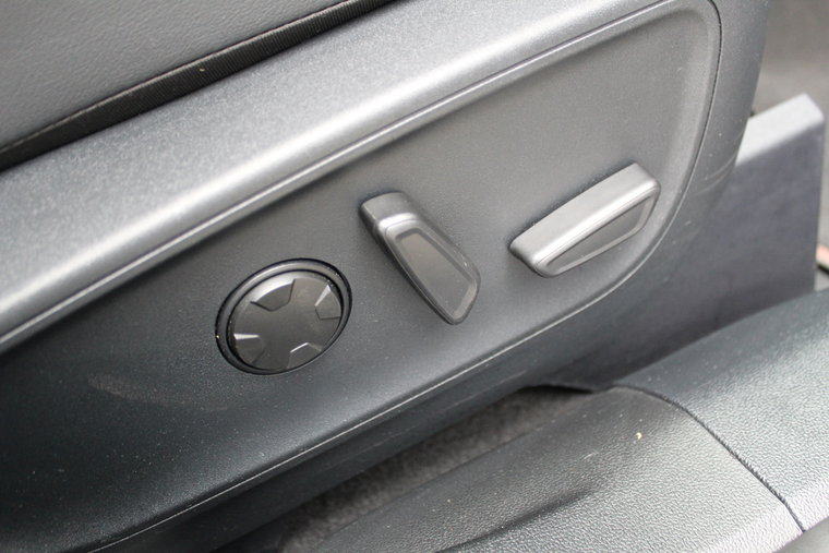Vehicle Image 25