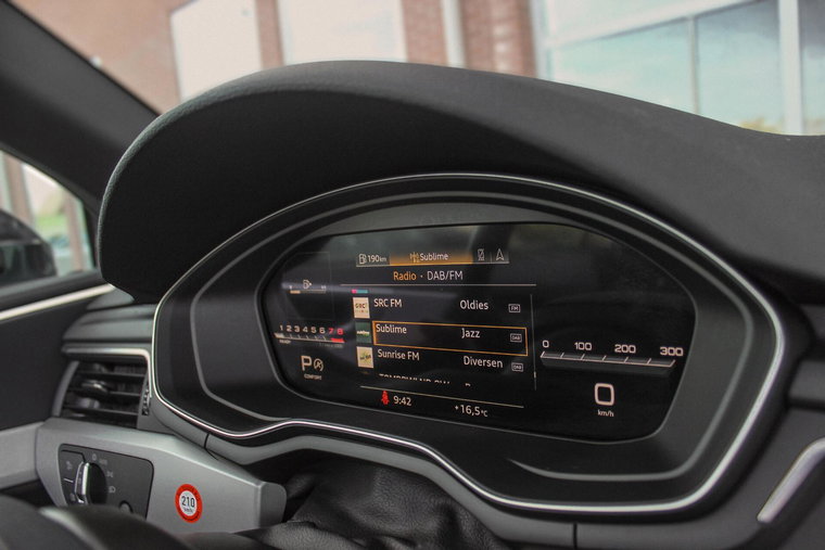 Vehicle Image 25