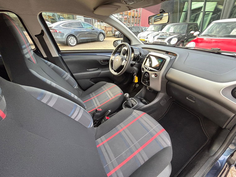Vehicle Image 25
