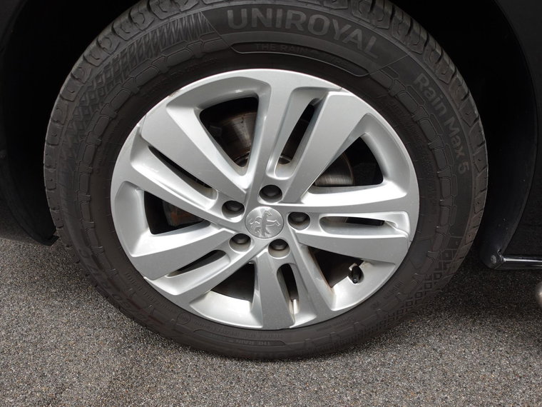 Vehicle Image 25