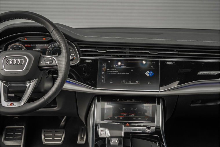 Vehicle Image 25