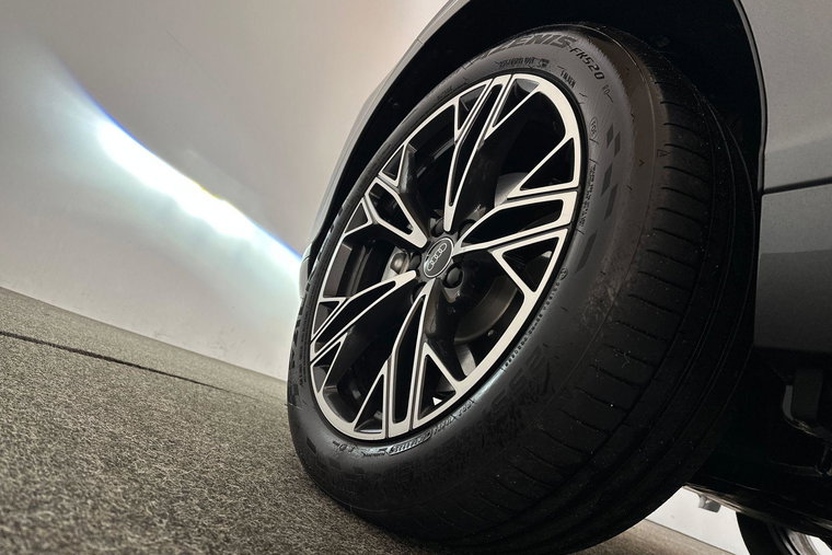 Vehicle Image 12