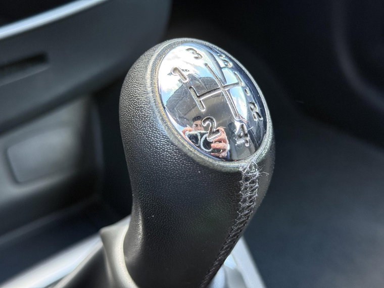 Vehicle Image 25