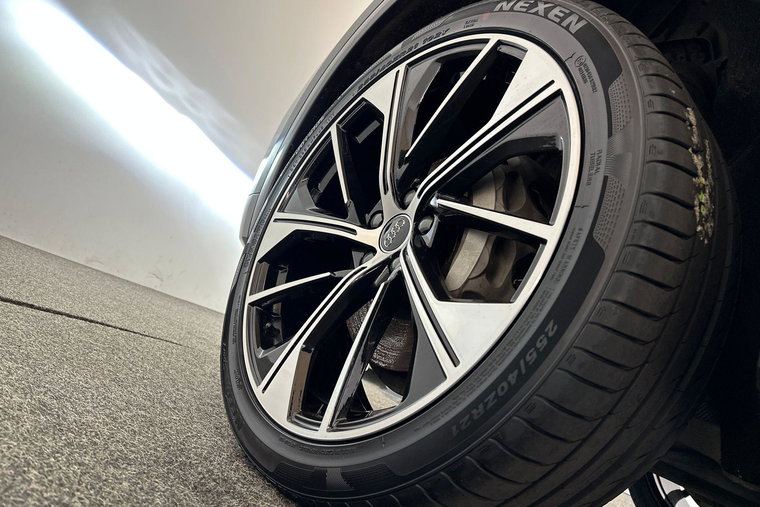 Vehicle Image 12