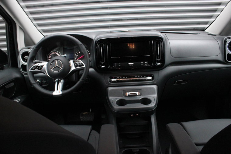 Vehicle Image 33