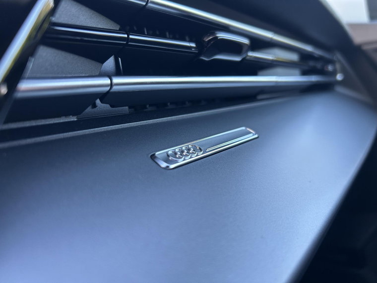 Vehicle Image 32