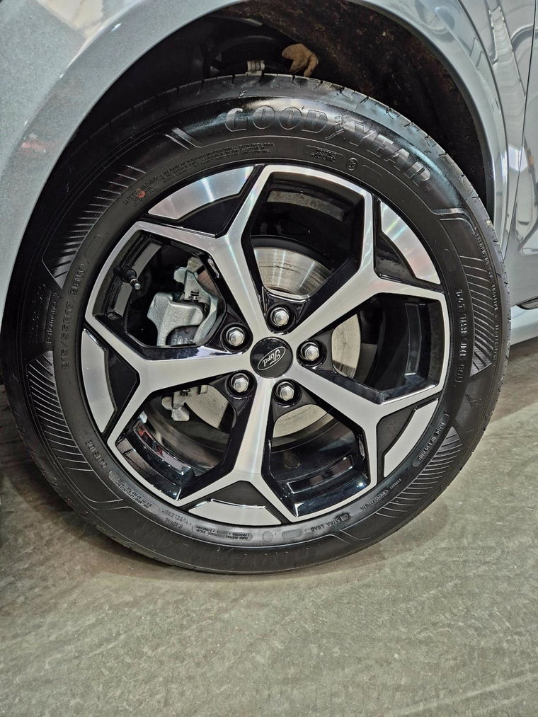 Vehicle Image 12