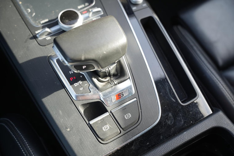 Vehicle Image 25