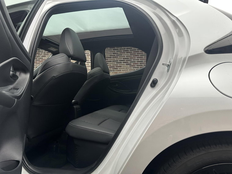 Vehicle Image 25