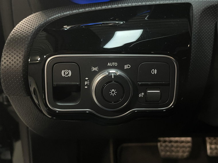 Vehicle Image 32