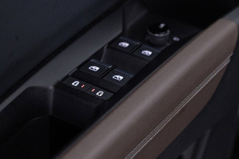 Vehicle Image 25