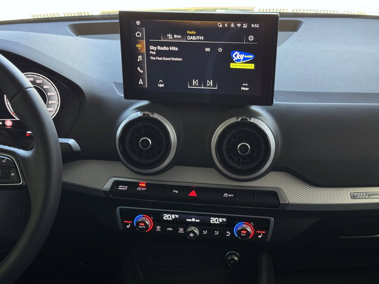 Vehicle Image 25
