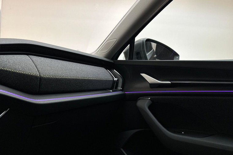 Vehicle Image 32
