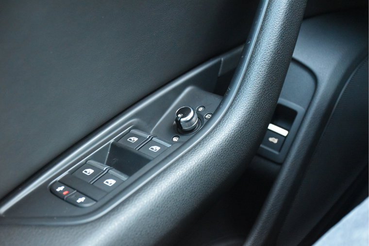 Vehicle Image 25