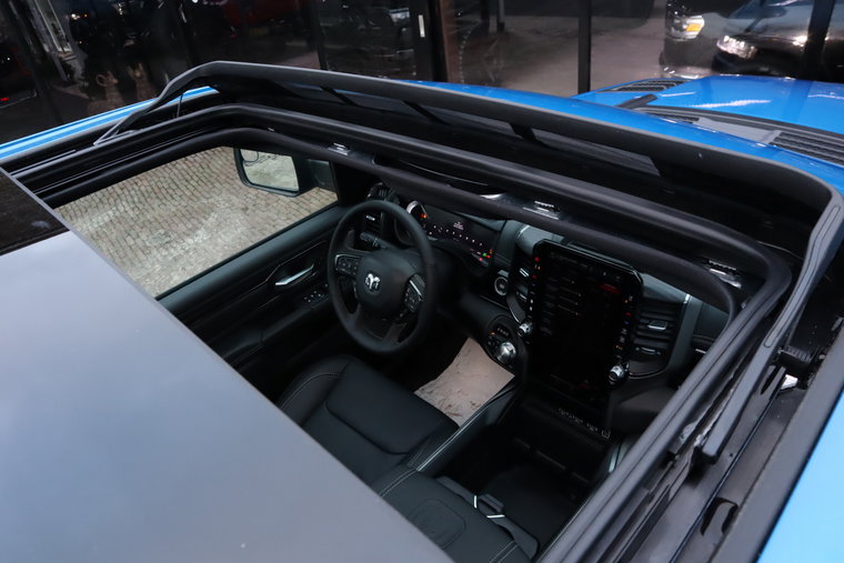 Vehicle Image 32