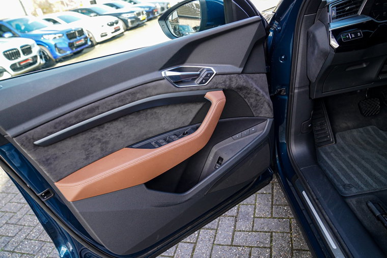 Vehicle Image 32