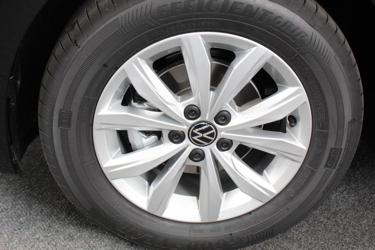 Vehicle Image 25