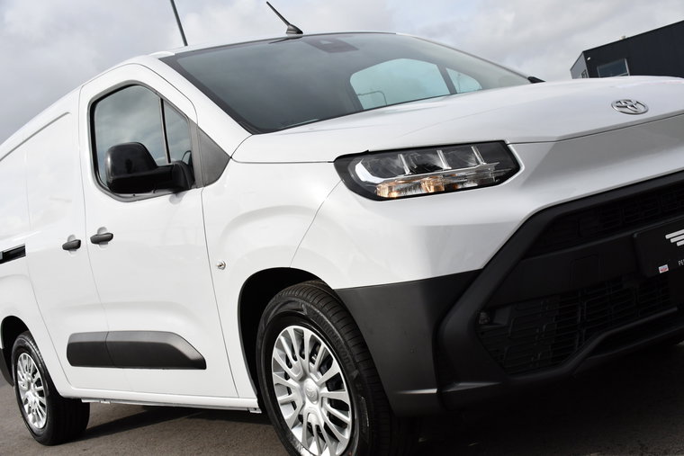 Vehicle Image 12