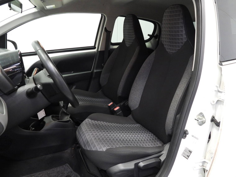 Vehicle Image 16