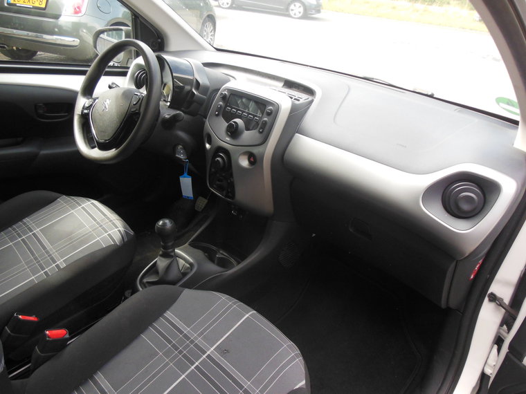 Vehicle Image 12