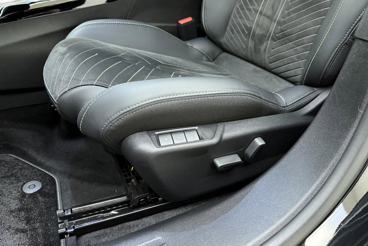 Vehicle Image 16