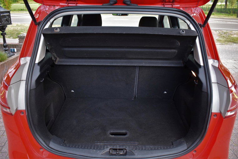 Vehicle Image 16