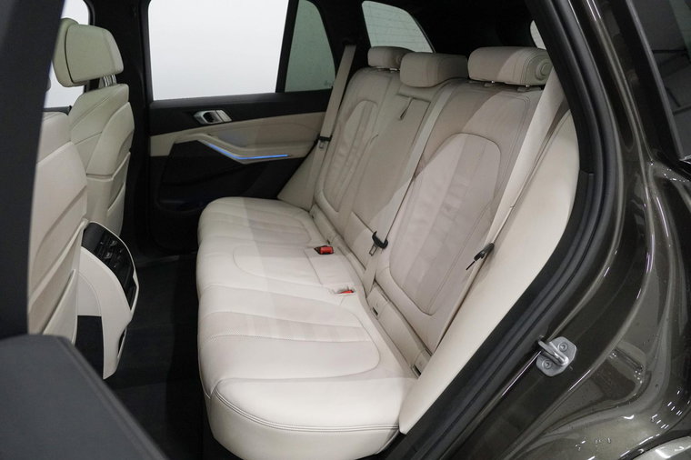 Vehicle Image 32