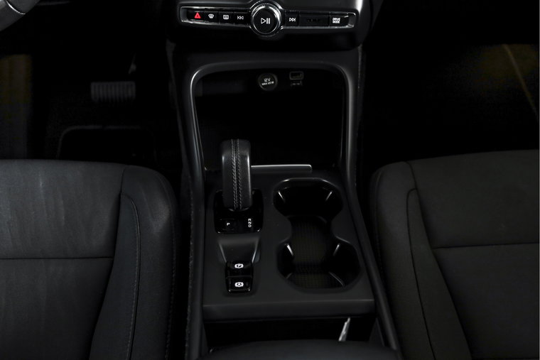 Vehicle Image 25