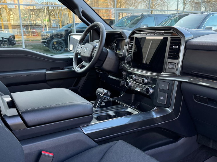 Vehicle Image 16