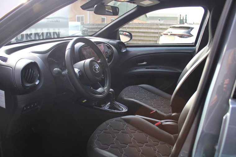 Vehicle Image 12