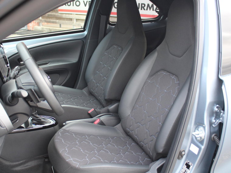Vehicle Image 13