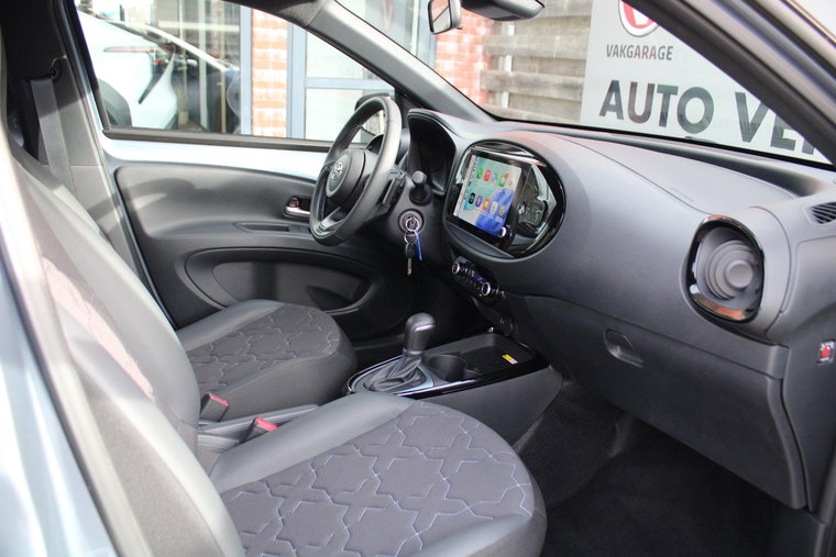 Vehicle Image 16