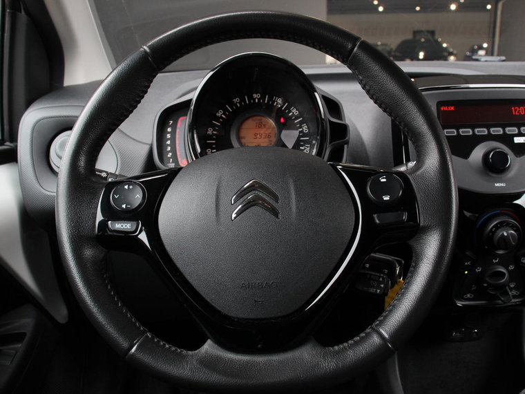 Vehicle Image 16