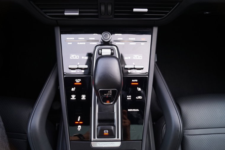 Vehicle Image 25