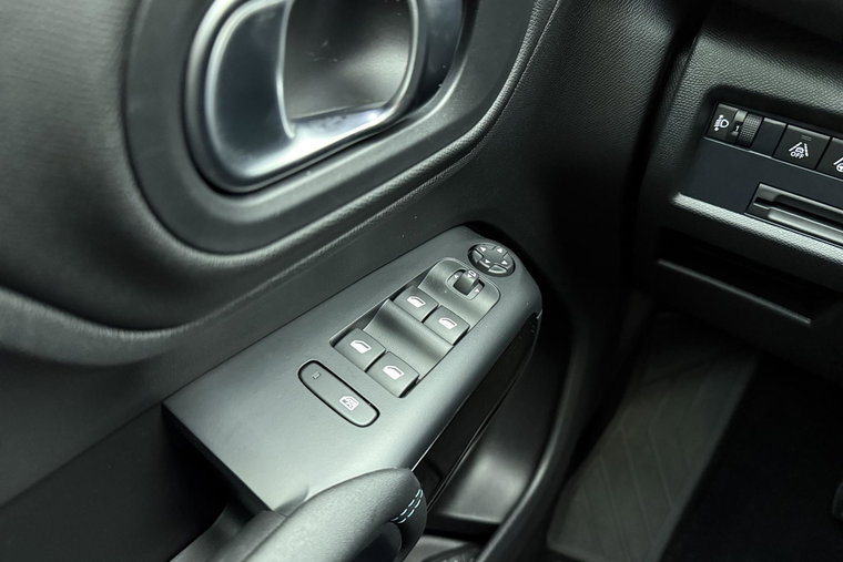 Vehicle Image 25